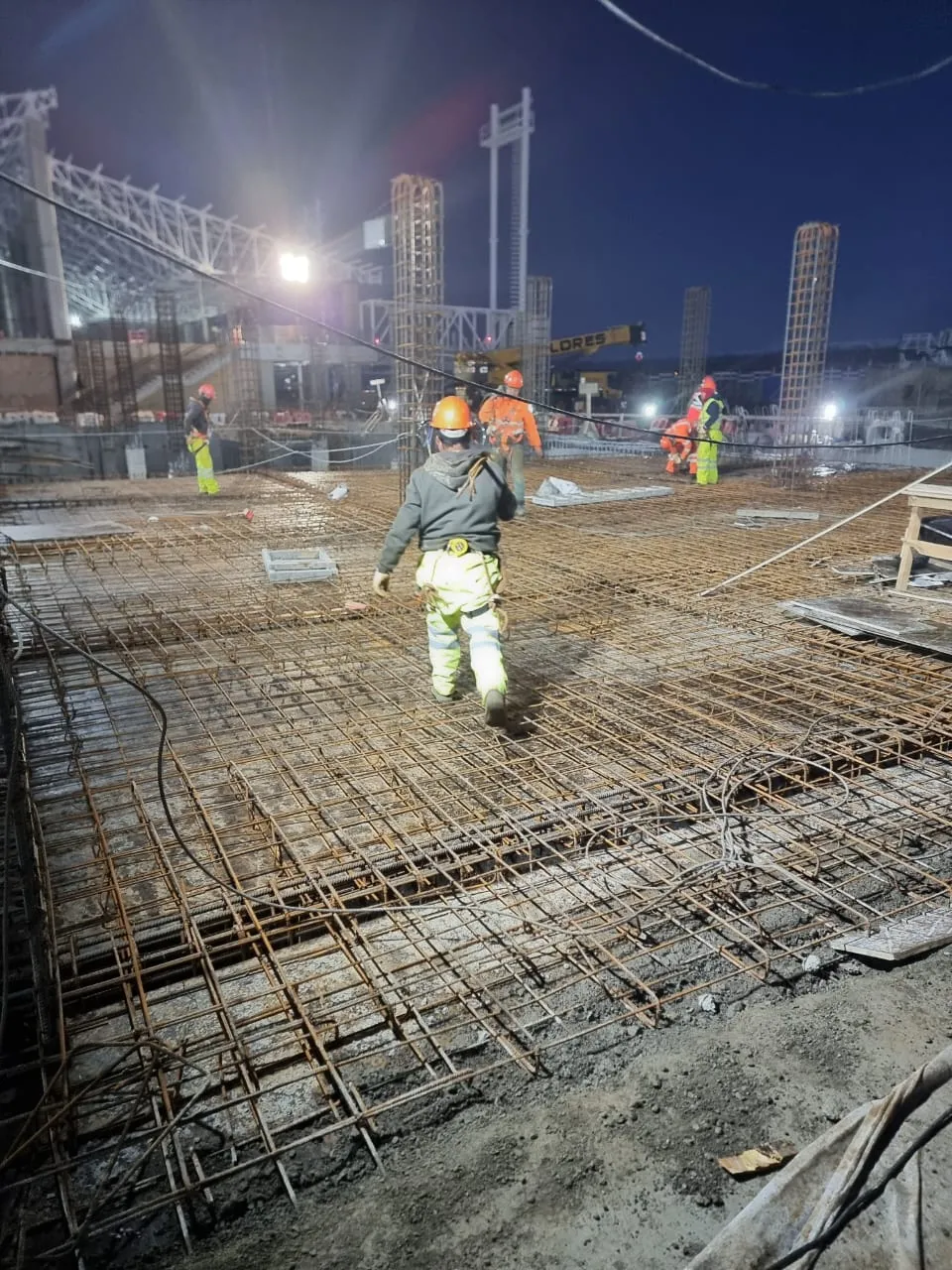 Detalle de enfierradura y hormigón en obra